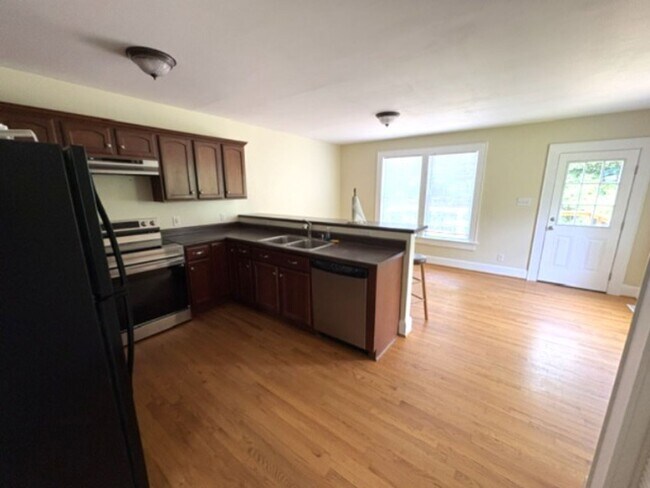 Building Photo - Newly Renovated - Large Backyard - 2/2 House!!