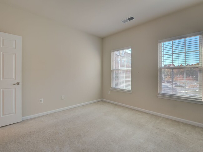 Building Photo - LOVLY BRICK FRONT TOWNHOME