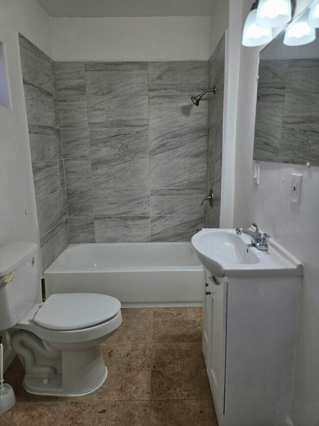 Building Photo - 916 W 59th Pl