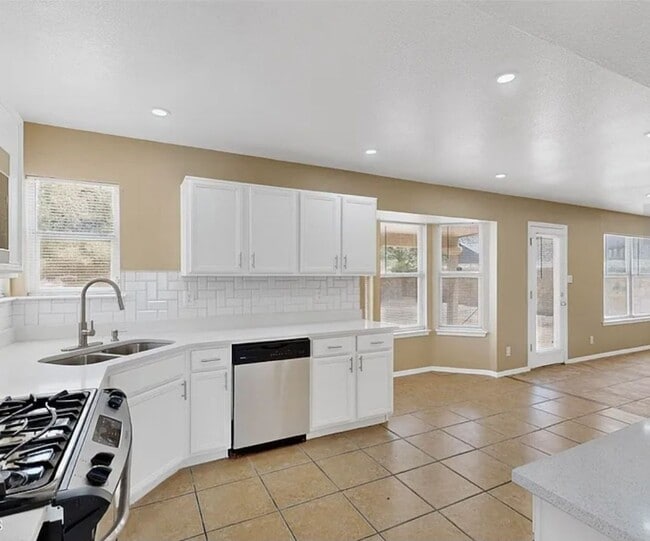 Building Photo - 4 BEDROOM 3 BATHROOM HOME! fully remodeled gorgeous home