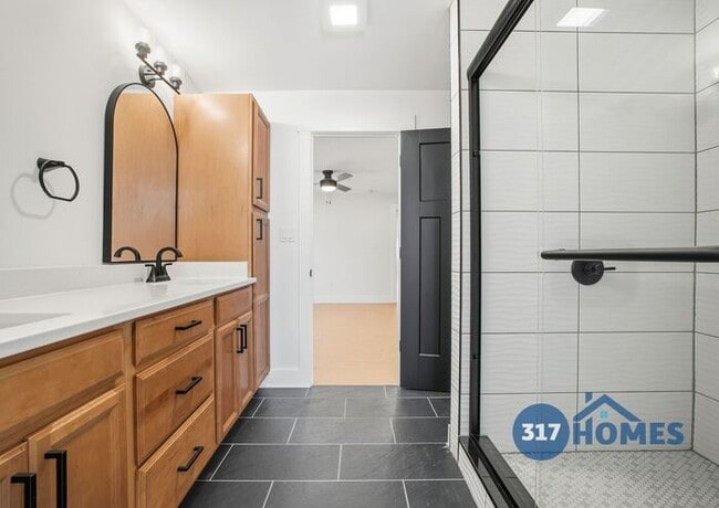 Building Photo - Modern 3 Bedroom Townhome with Skyline Views in Holy Cross