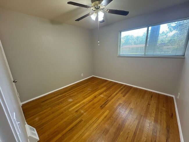Building Photo - Three Bed 1 Bath Home