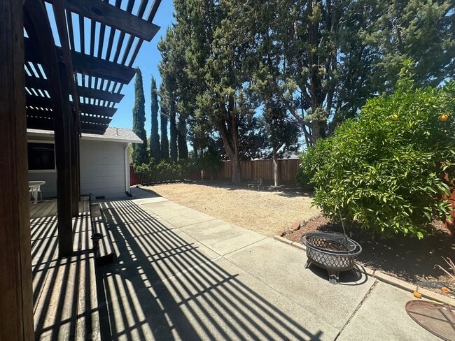 Building Photo - Beautiful Single Story Warms Springs Home