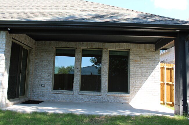 Building Photo - 2016 River Trl
