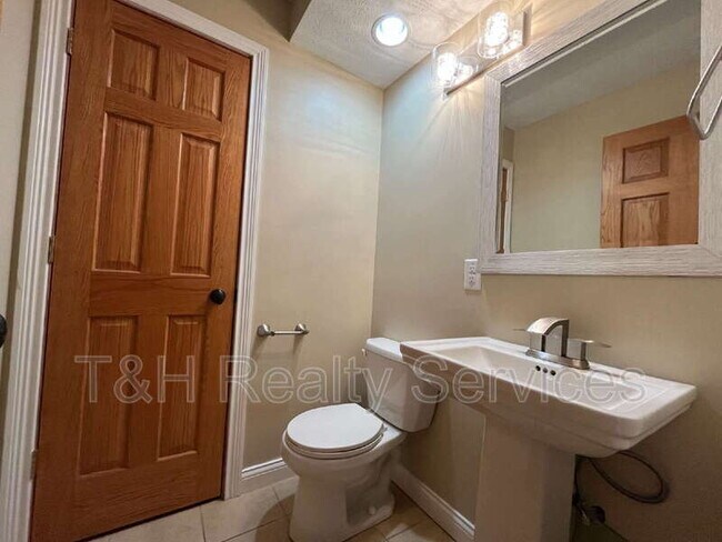 Building Photo - 2059 Ruckle St