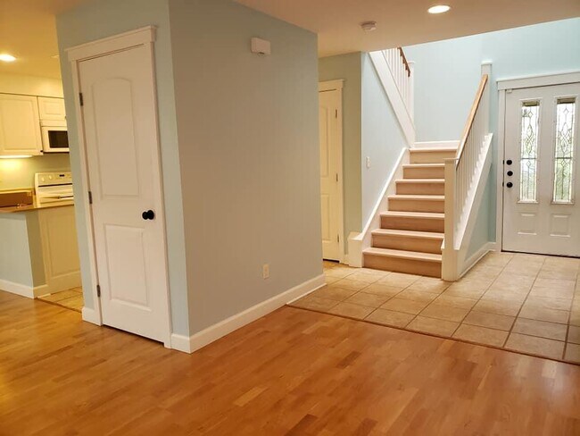 Building Photo - 2002 Voltaire Dr