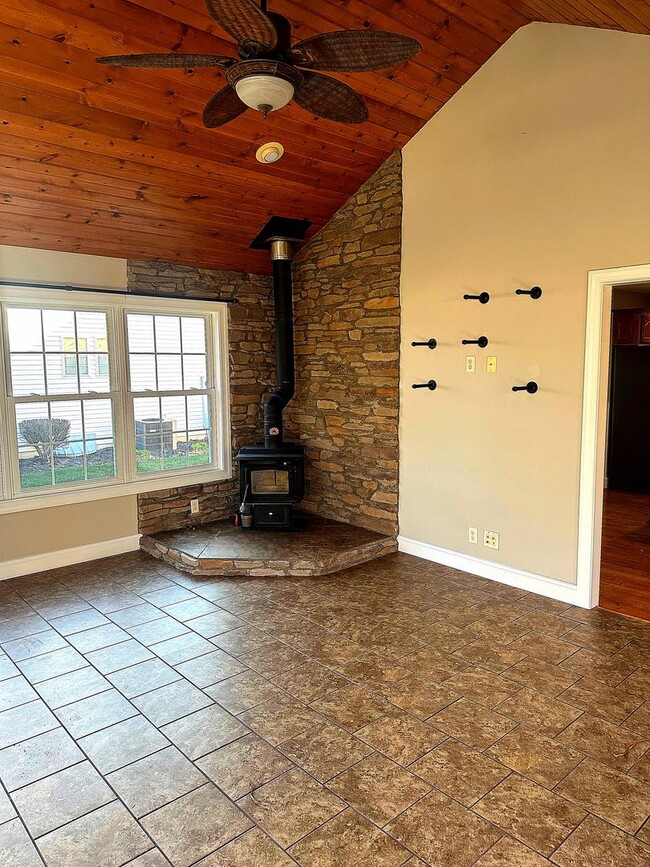 Building Photo - Welcome to this stunning 4 bedroom, 3 bath...