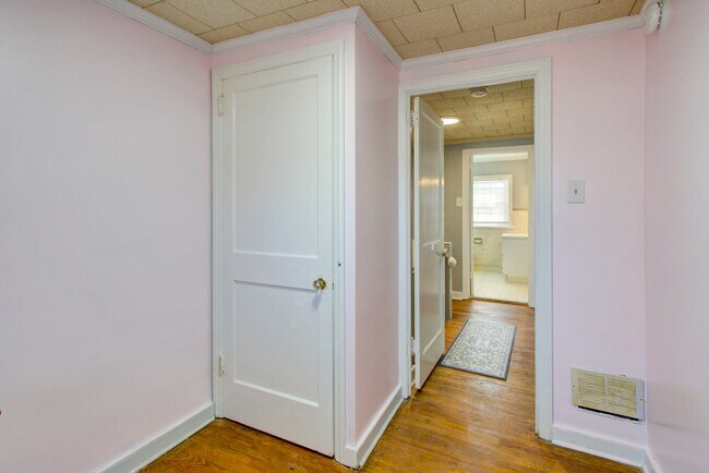 Building Photo - 824 Wabank St