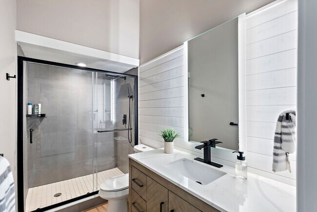 Building Photo - Impeccably Furnished Annual Rental Townhom...