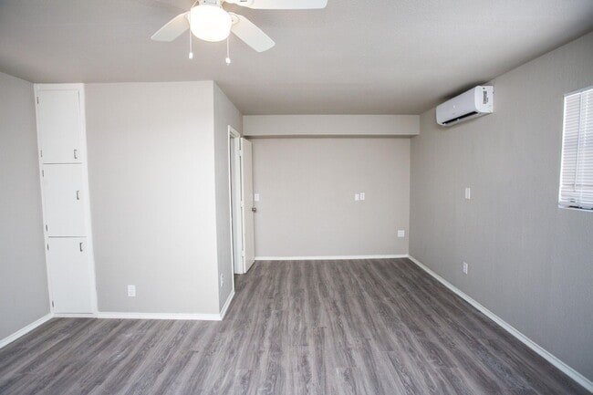 Building Photo - Spacious 4 Bed 2 Bath with Big Backyard
