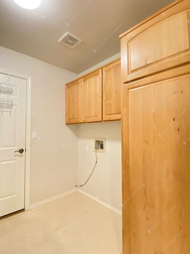 Building Photo - Spacious single-level 3 BR + office in NE ...