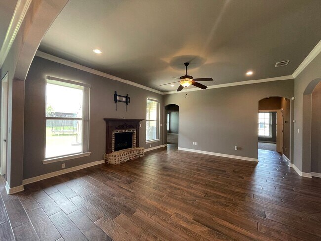Building Photo - Stunning 4-Bedroom 3-Bath Home for Lease i...
