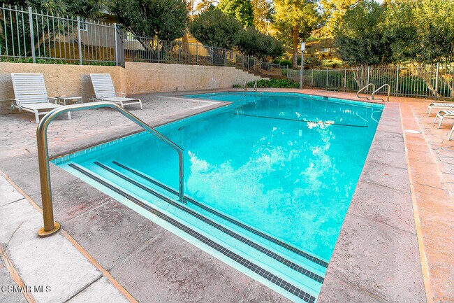 Building Photo - 576 Calle De Las Ovejas