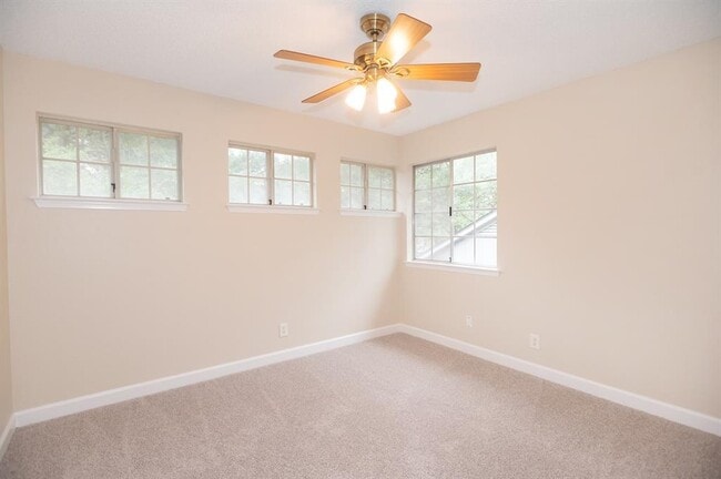 Building Photo - 1004 Kavanagh Dr