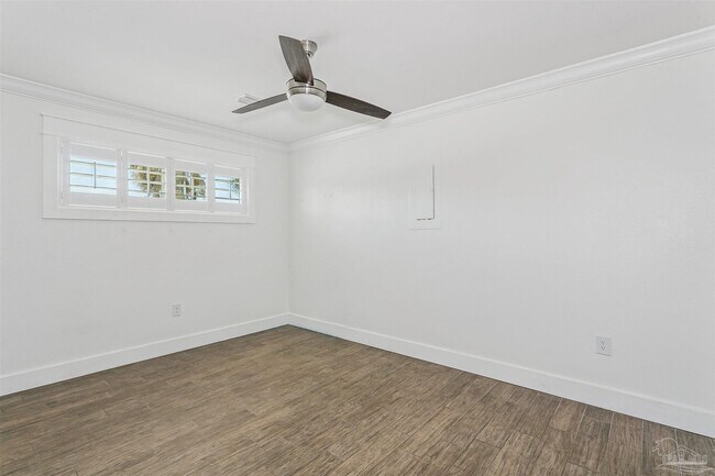 Building Photo - 231 Sabine Dr