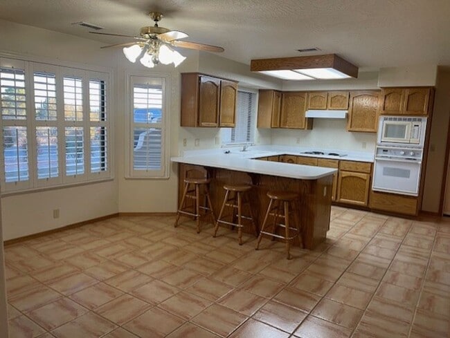 Building Photo - Occupied until Dec 1st Do Not Disturb Tenants!! Wonderful Home 3 bed 2 bath with a Great Yard & V...