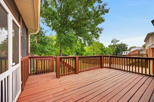 Building Photo - 717 Goodpasture Terrace