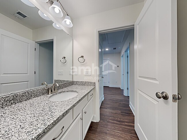 Building Photo - 610 W Lionel Rd