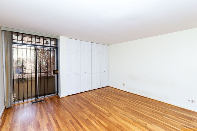 Building Photo - Large SW DC Townhome with Parking