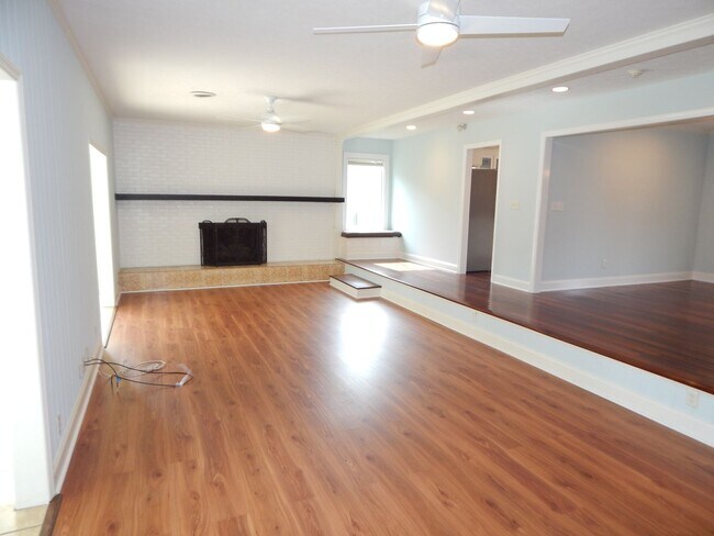 Building Photo - Spacious home in Pine Valley.