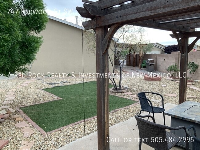 Building Photo - 747 Redwood St SW