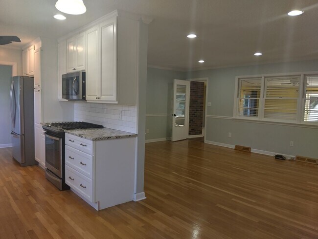 Building Photo - Beautiful 3bd/1.5ba with workshop and larg...