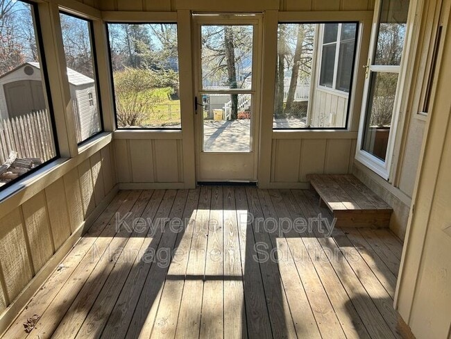 Building Photo - 127 College Cir