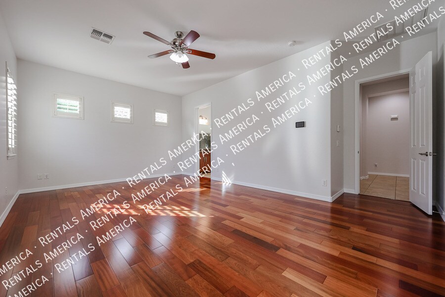 Building Photo - 1935 W Sparrow Dr