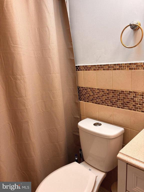 Building Photo - 2 Canterbury Square