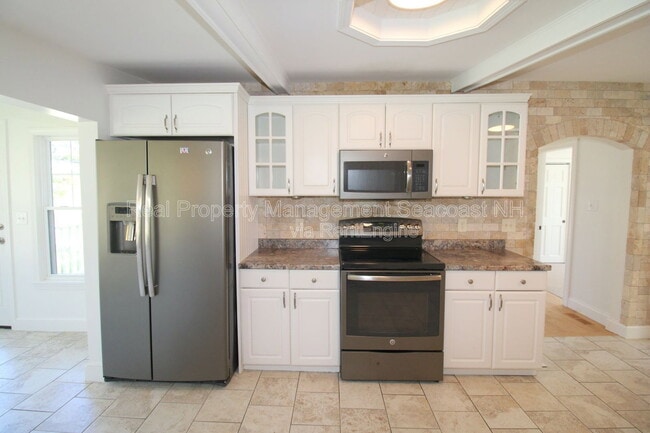 Building Photo - 94 Lakeshore Dr