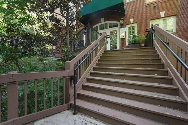 Building Photo - 424 Lindbergh Drive NE