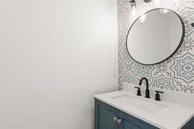 Building Photo - 5947 Ridge Lake Cir