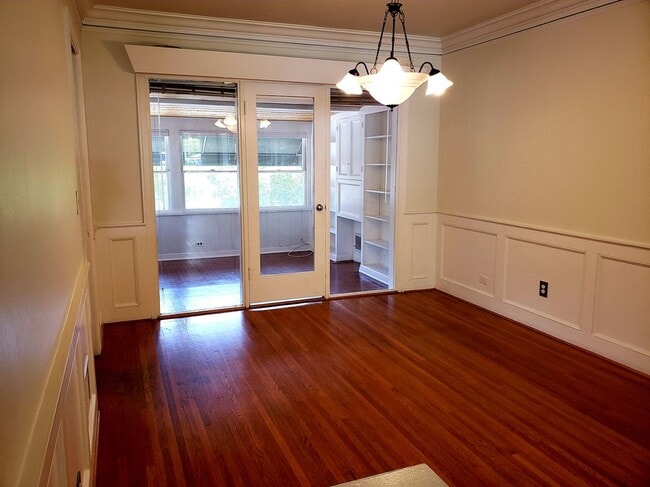 Building Photo - 1710 Oakwood St