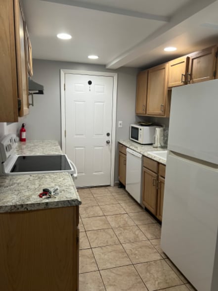 Building Photo - 1239 W Foster Ave