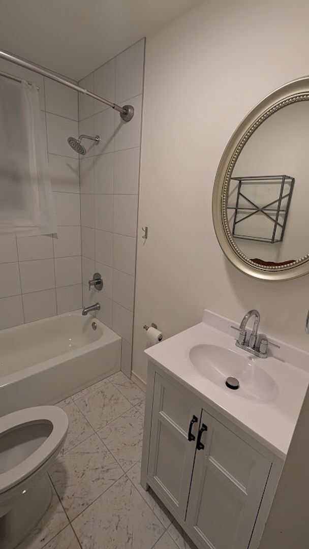 Building Photo - 2 bedroom 1 bath home near Lake Julian in Arden, convenient location, Year-long lease $1600 a month.