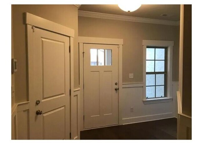 Building Photo - Luxury Townhome in Prime Location