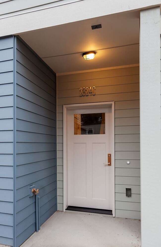 Building Photo - 4Bd/3.5Ba Shoreline Townhome
