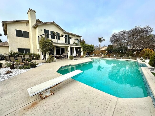 Building Photo - 5701 W Country Ave