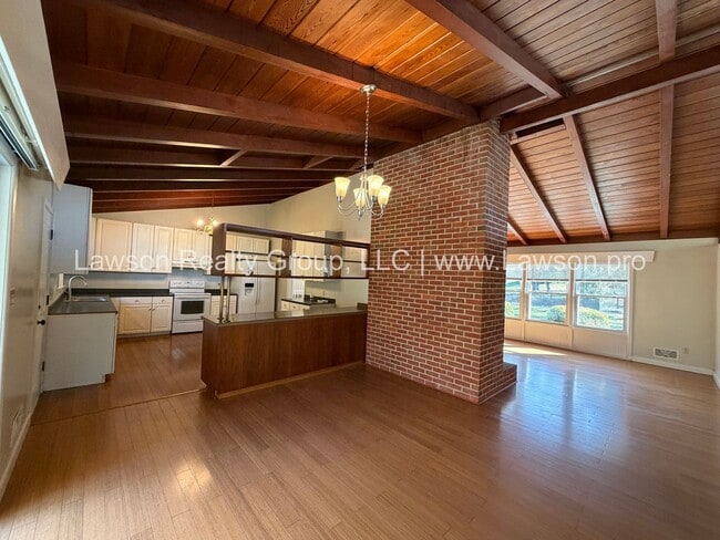 Building Photo - Beautiful Mid Century Modern Grandin Road Home