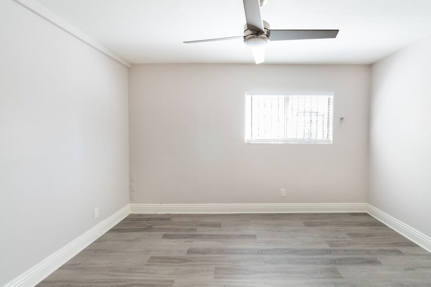 Building Photo - 338 E 7th St