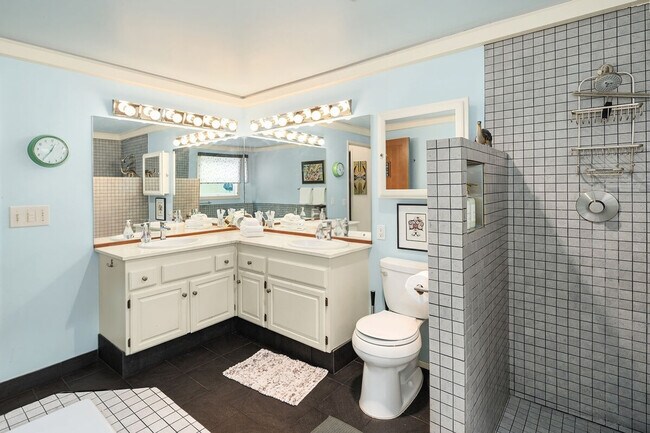 Building Photo - 405 W Galer St