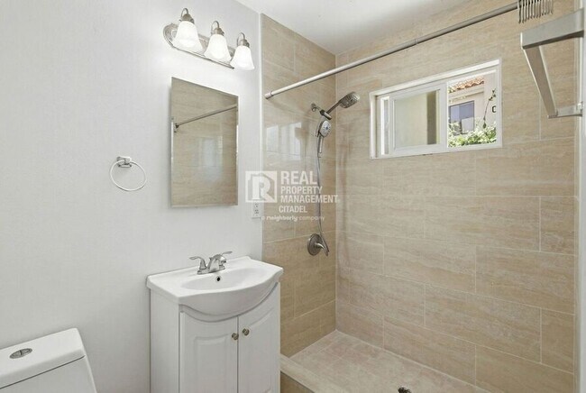 Building Photo - 186 E 21st St