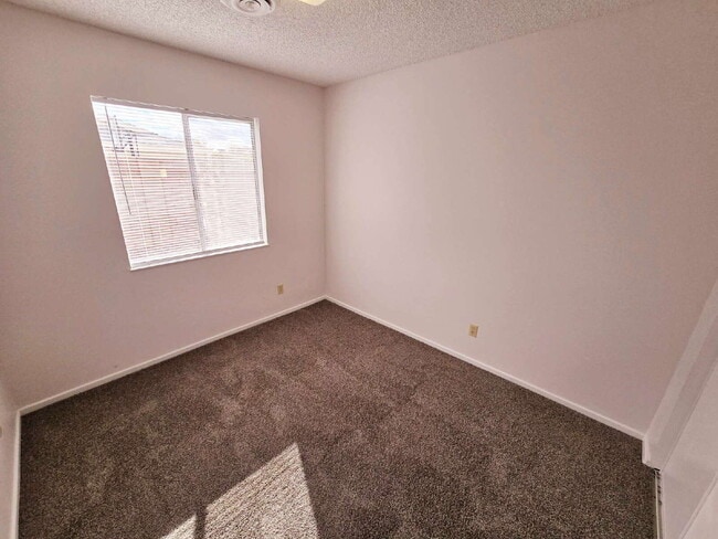 Building Photo - Spacious 4-Bedroom Oasis with Elegant Granite Touches in Vibrant Las Vegas!