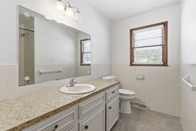 Building Photo - 3 Bedroom | 2 Bathroom | 2 Car Garage | Springfield MO | Fenced Back Yard!