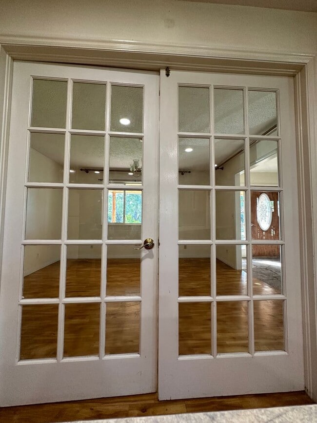 Building Photo - 4 bed 2.5 bath home in Rexburg with GAS AN...