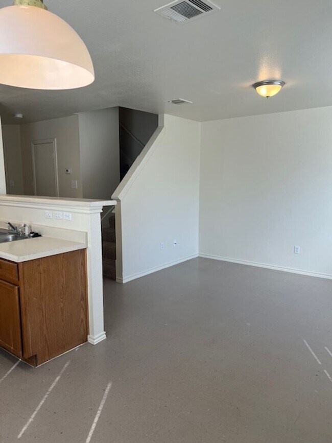 Building Photo - 929