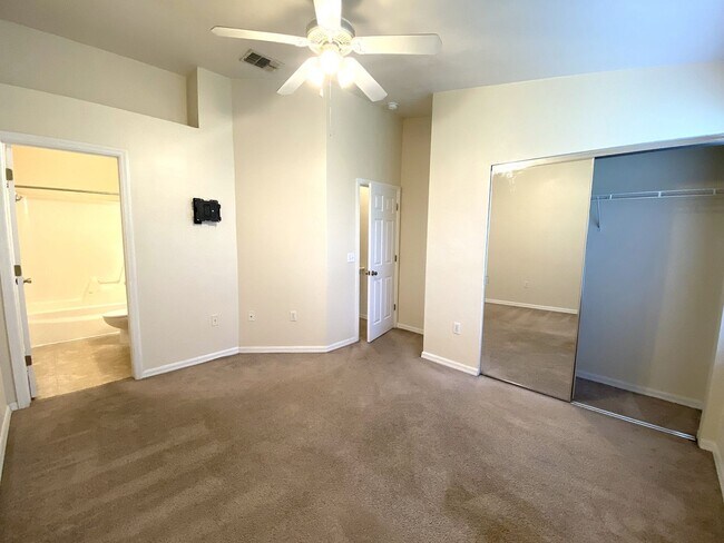 Building Photo - Kensington North #1608 - Pet Friendly!