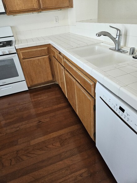 large kitchen, dishwasher - 7532 Seaspring Dr