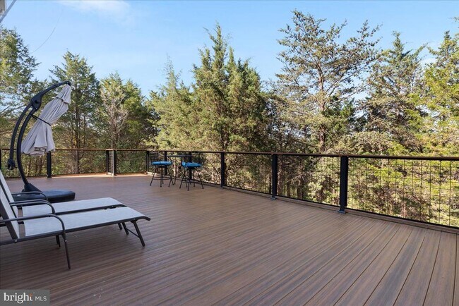 Building Photo - 321 Whispering Echos Dr