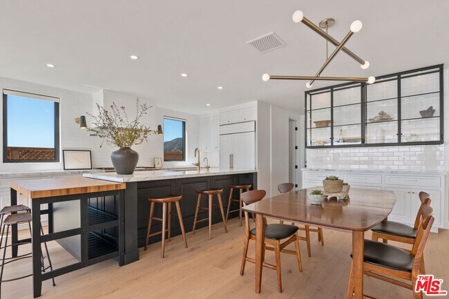 Building Photo - 3616 Shoreheights Dr